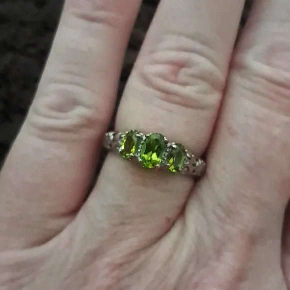 Peridot 3 Stone Ring In Platinum Over Sterling Silver. Size 7 - Picture 3 of 4